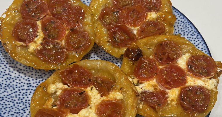 Empanadillas invertidas de tomates caramelizados y queso de cabra