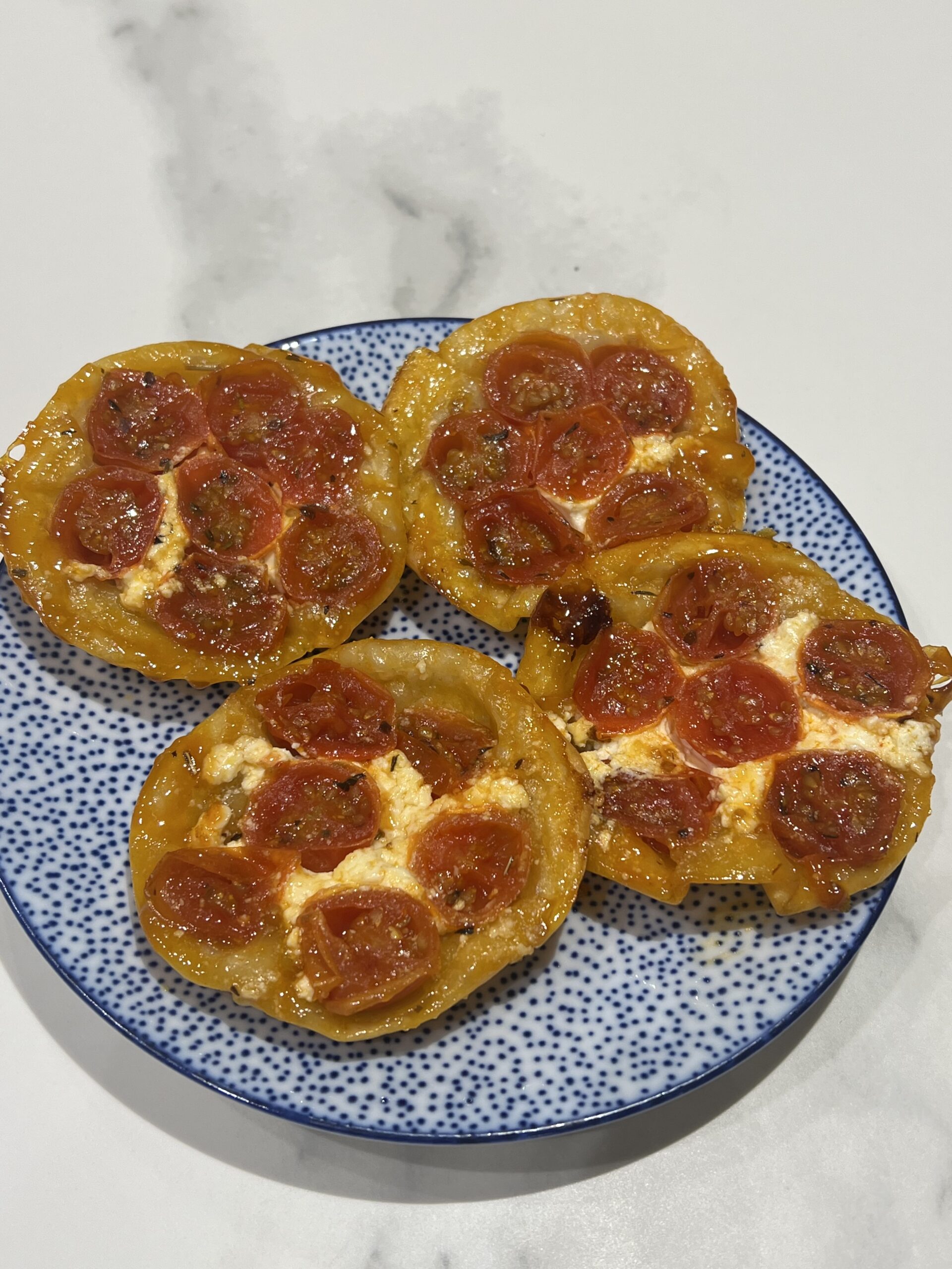 Empanadillas invertidas de tomates caramelizados y queso de cabra
